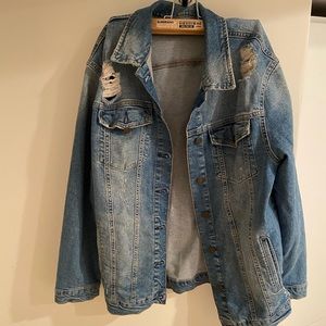 Mavi women’s oversized jean jacket. Size: small.